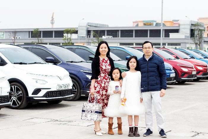 Gan 400 xe dien VinFast tao bieu tuong “Vi Viet Nam Xanh“