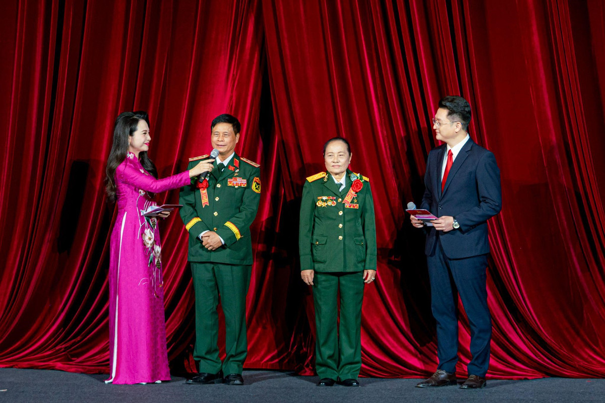 Chuong trinh nghe thuat “Dang trong mua xuan dai thang” tai Da Nang-Hinh-7