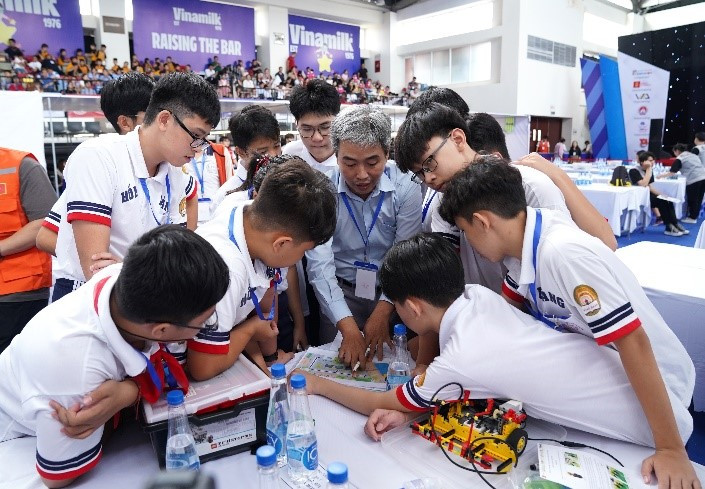 Cac thi sinh ROBOTACON WRO 2024 cung Vinamilk tro thanh “dong minh Trai dat“-Hinh-4