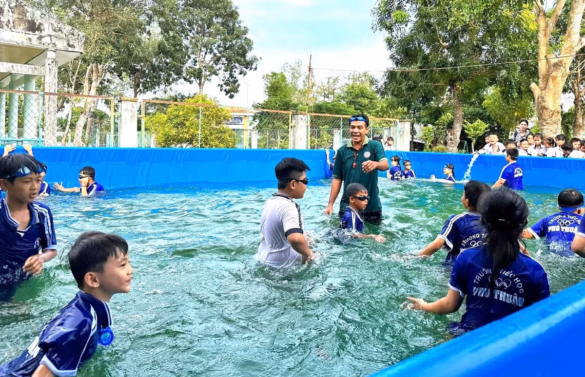 Quy phat trien tai nang Viet trao tang ho boi cho tre em ngheo-Hinh-3