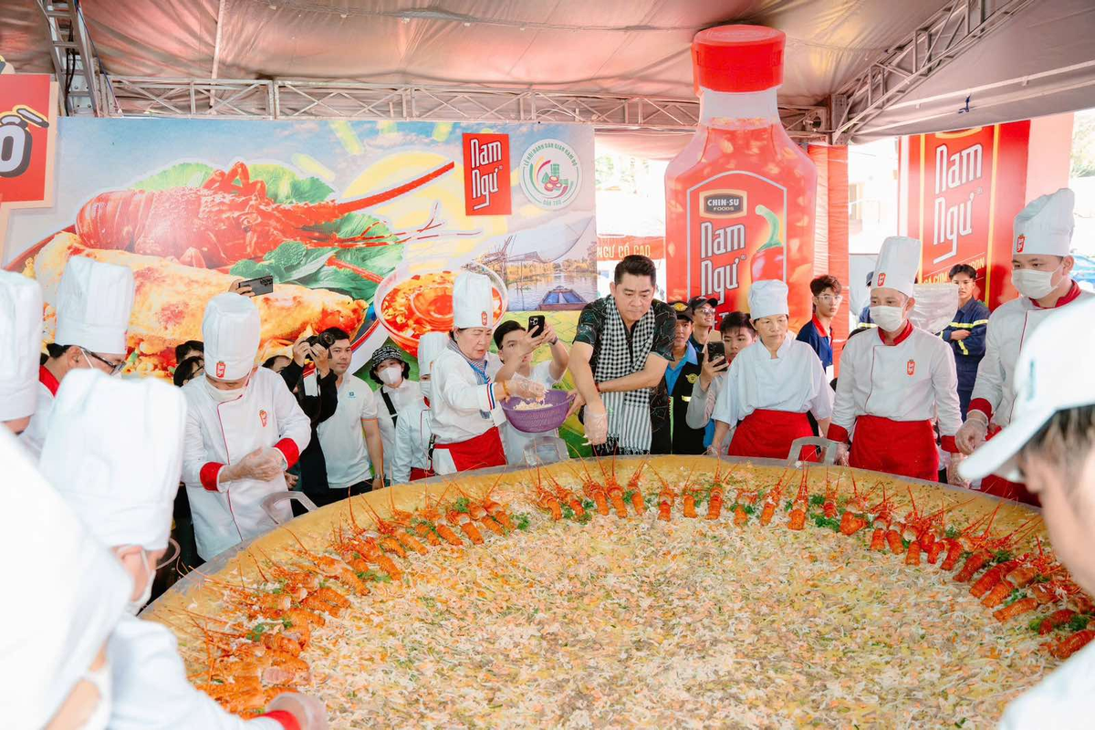 Nước mắm Nam Ngư và bánh xèo khổng lồ thu hút thực khách Nuoc mam Nam Ngu va banh xeo khong lo thu hut thuc khach