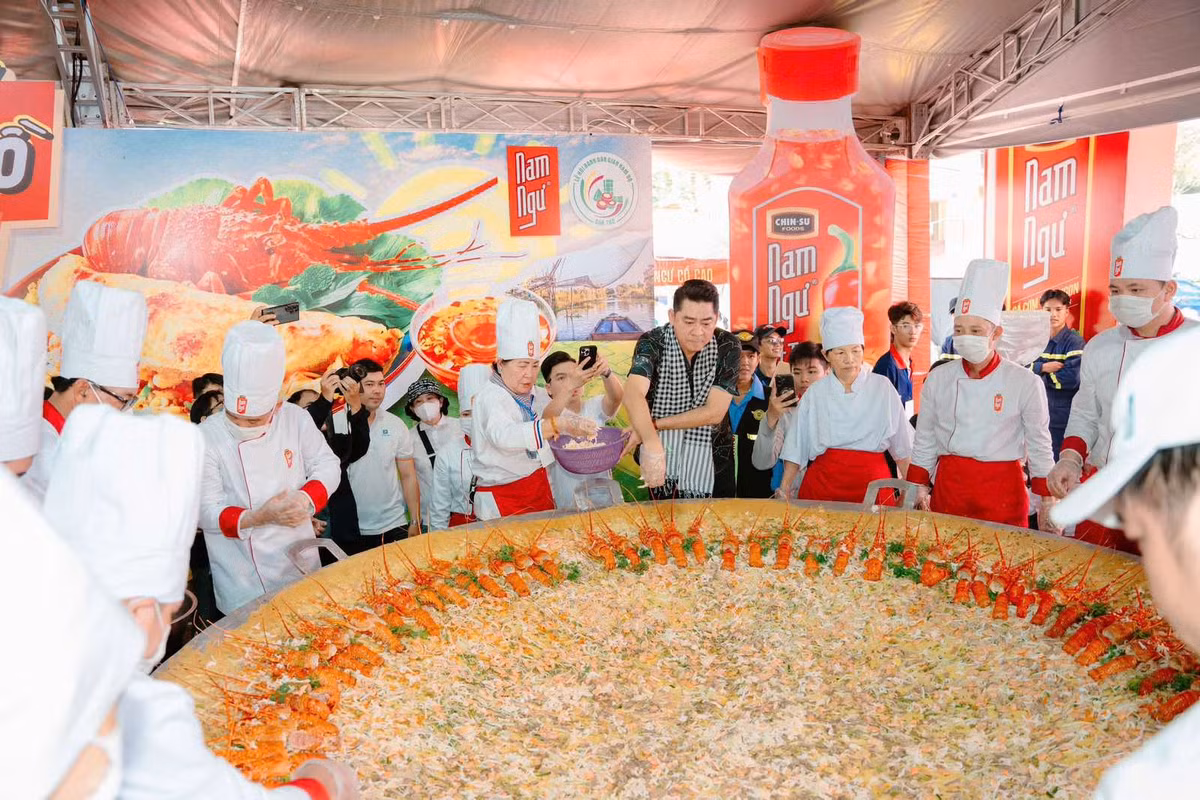 Nuoc mam Nam Ngu va banh xeo khong lo thu hut thuc khach