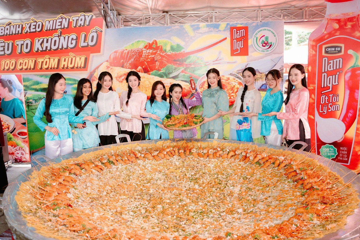 Nước mắm Nam Ngư và bánh xèo khổng lồ thu hút thực khách - Hình 2 Nuoc mam Nam Ngu va banh xeo khong lo thu hut thuc khach-Hinh-2