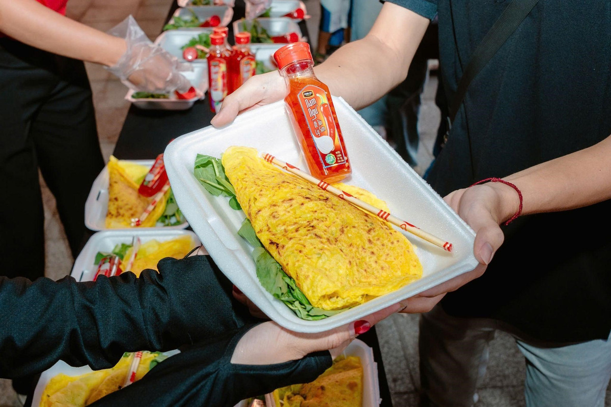 Nước mắm Nam Ngư và bánh xèo khổng lồ thu hút thực khách - Hình 3 Nuoc mam Nam Ngu va banh xeo khong lo thu hut thuc khach-Hinh-3
