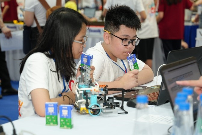 Vinamilk truyền cảm hứng về phát triển bền vững qua cuộc thi Robot - Hình 2 Vinamilk truyen cam hung ve phat trien ben vung qua cuoc thi Robot-Hinh-2