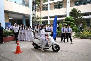 Xe máy điện VinFast ‘khuấy đảo’ trường học Nhỏ gọn, cá tính thân thiện Xe may dien VinFast ‘khuay dao’ truong hoc Nho gon, ca tinh than thien