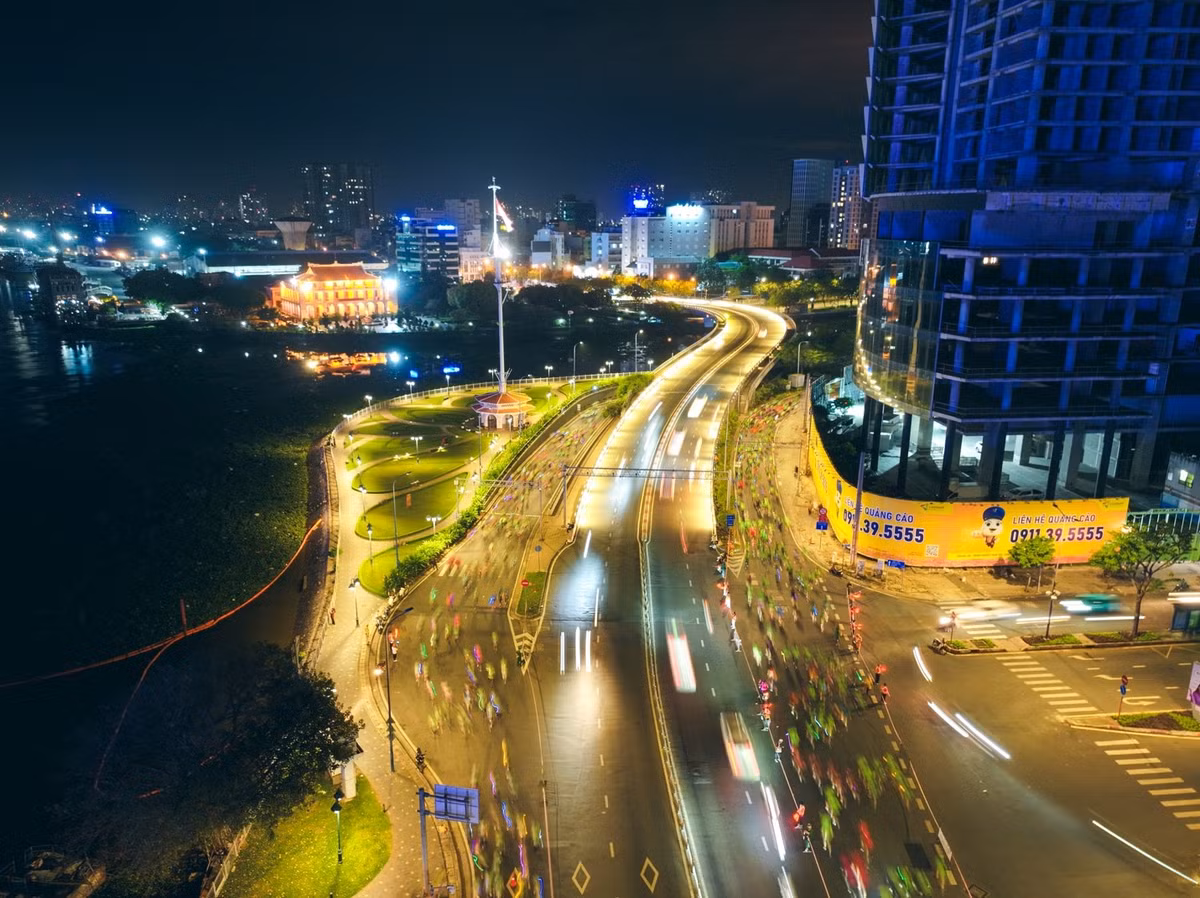 VPBank VnExpress Marathon Ho Chi Minh City Midnight – cung duong soi dong-Hinh-2
