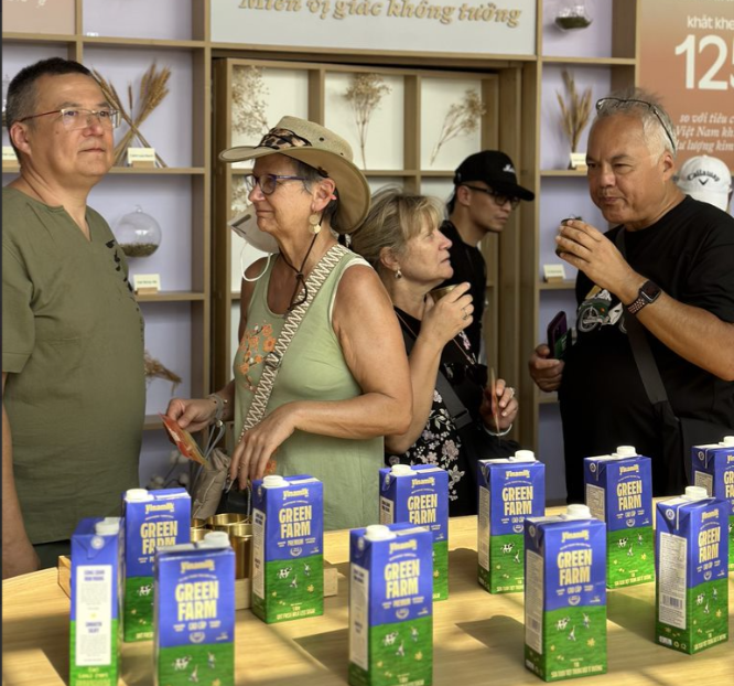 1,5 năm từ ngày đổi LOGO ,VINAMILK thay đổi thế nào - Hình 4 1,5 nam tu ngay doi LOGO ,VINAMILK thay doi the nao-Hinh-4