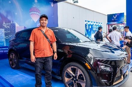 Khach hang noi ve “bo ba sieu dang” Vinfast VF7, VF8 , VF9-Hinh-6