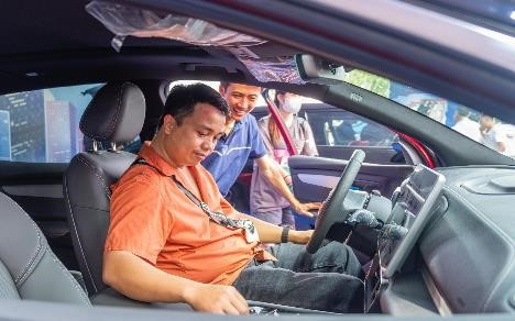 Khach hang noi ve “bo ba sieu dang” Vinfast VF7, VF8 , VF9-Hinh-7