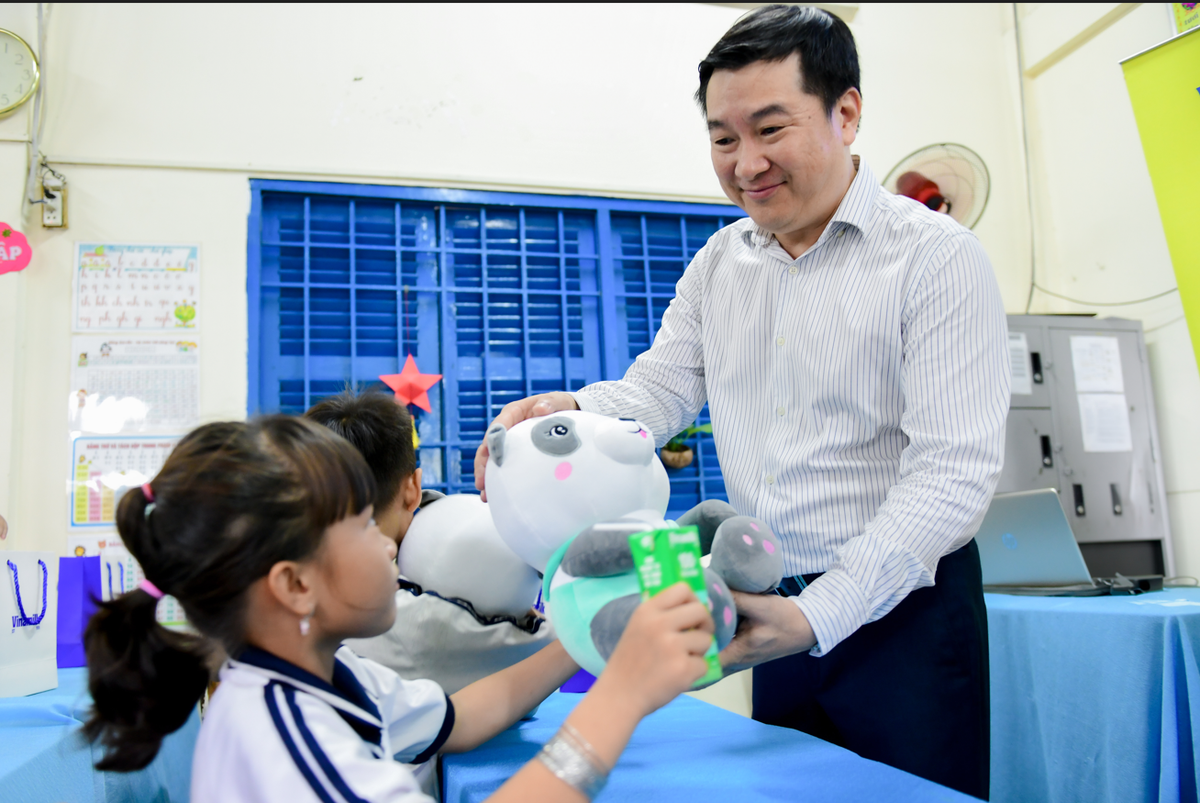 VINAMILK mang niềm vui uống sữa đến với 11.000 trẻ em - Hình 2 VINAMILK mang niem vui uong sua den voi 11.000 tre em-Hinh-2