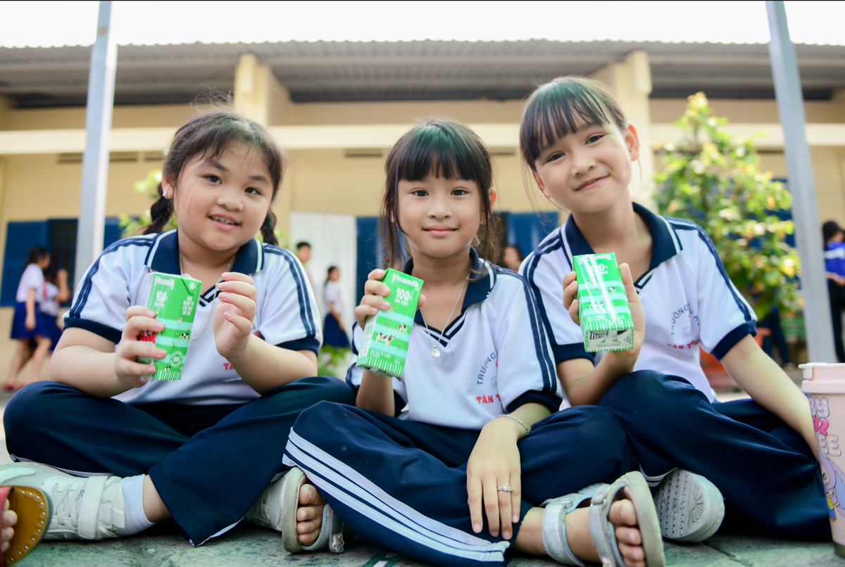 VINAMILK mang niềm vui uống sữa đến với 11.000 trẻ em - Hình 3 VINAMILK mang niem vui uong sua den voi 11.000 tre em-Hinh-3