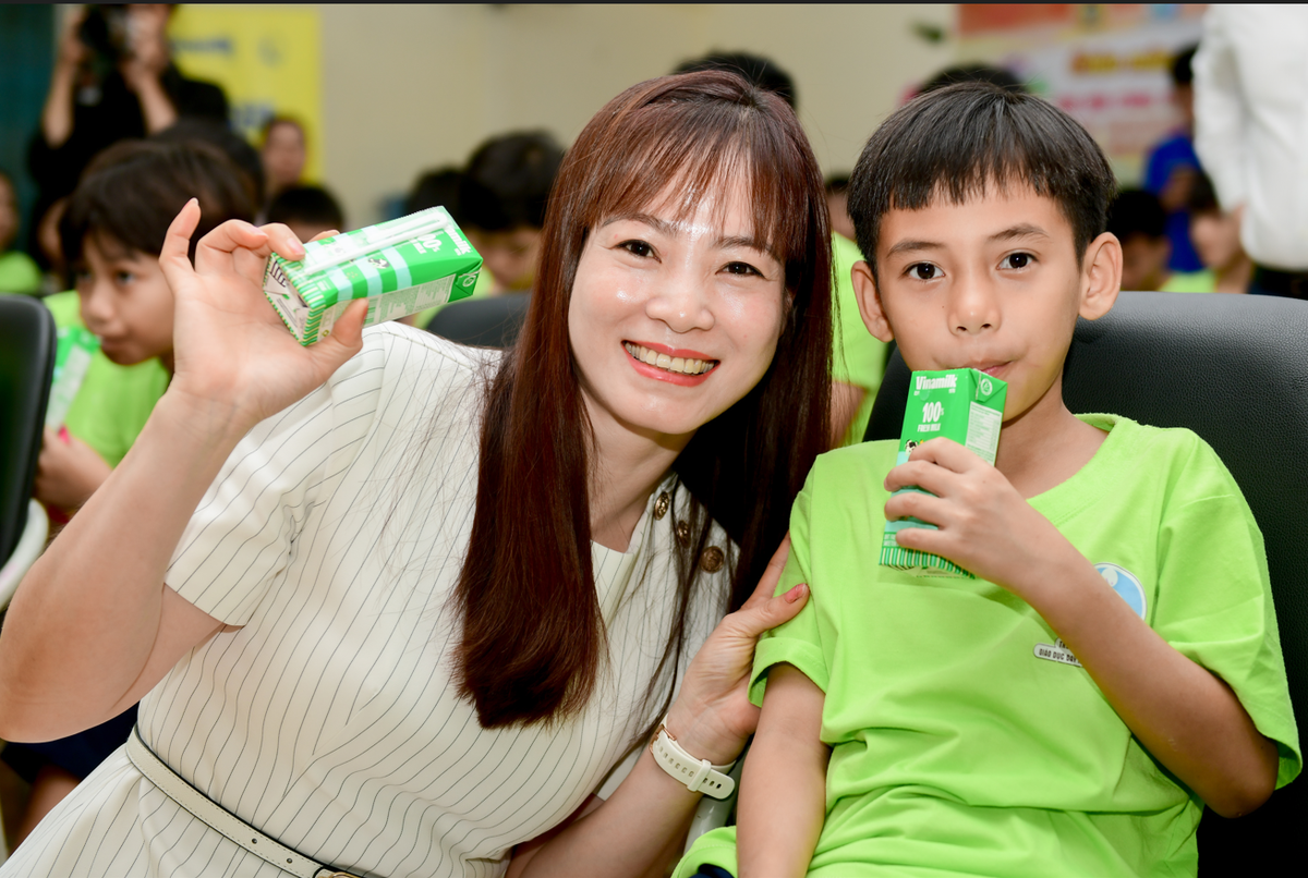 VINAMILK mang niềm vui uống sữa đến với 11.000 trẻ em - Hình 5 VINAMILK mang niem vui uong sua den voi 11.000 tre em-Hinh-5