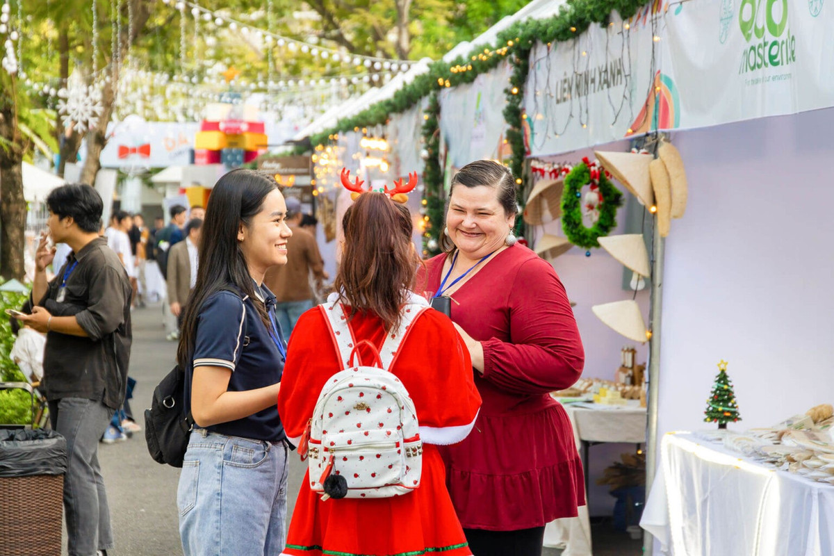 Tận hưởng không khí Giáng sinh đậm chất châu Âu “hot” nhất Đà Nẵng - Hình 3 Tan huong khong khi Giang sinh dam chat chau Au “hot” nhat Da Nang-Hinh-3