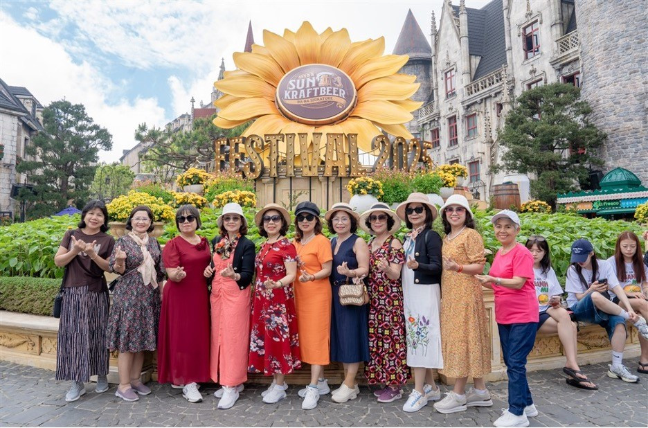 Sun World Ba Na Hills ruc ro sac vang Le hoi Hoa Mat troi-Hinh-8