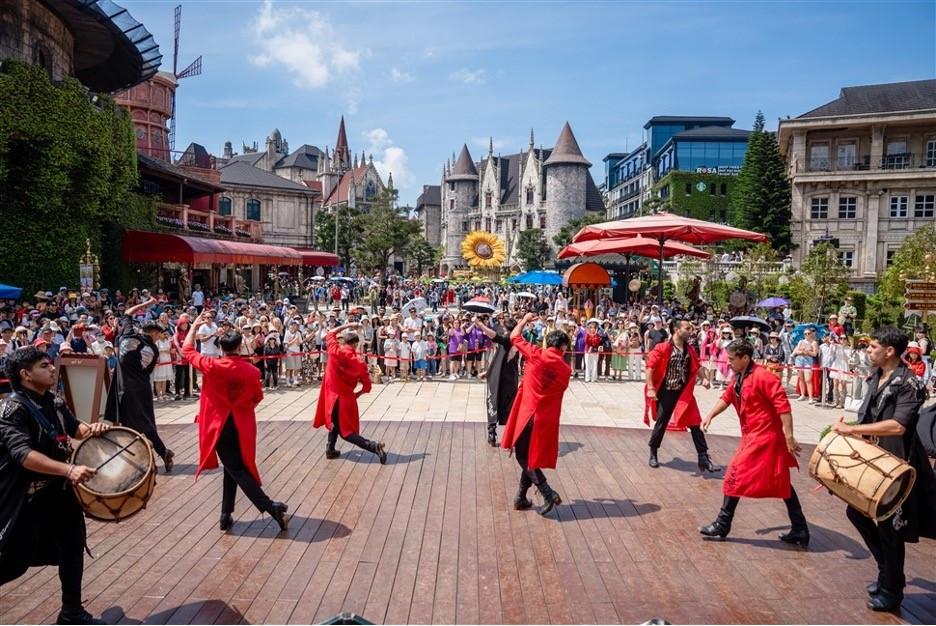 Sun World Ba Na Hills ruc ro sac vang Le hoi Hoa Mat troi-Hinh-7