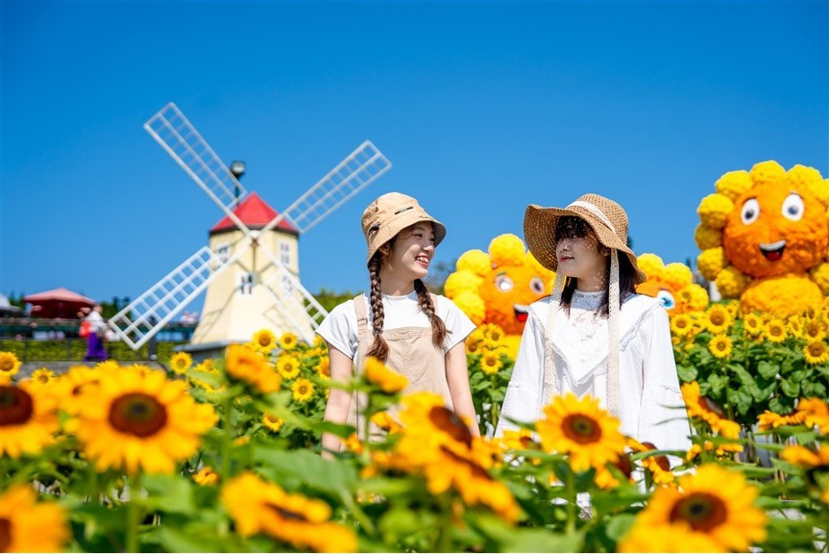 Sun World Ba Na Hills ruc ro sac vang Le hoi Hoa Mat troi