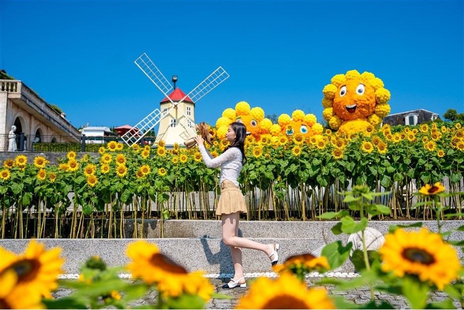 Sun World Ba Na Hills ruc ro sac vang Le hoi Hoa Mat troi-Hinh-2