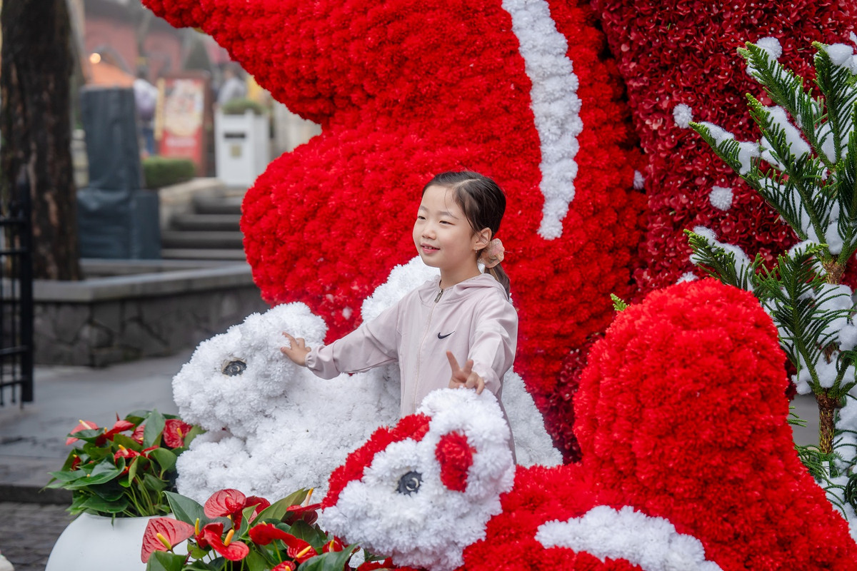 Ba Na co qua cau tuyet khong lo dip Le hoi Mua dong 2024-Hinh-2