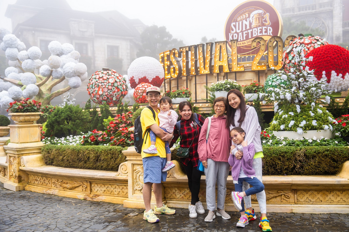 Ba Na co qua cau tuyet khong lo dip Le hoi Mua dong 2024-Hinh-4