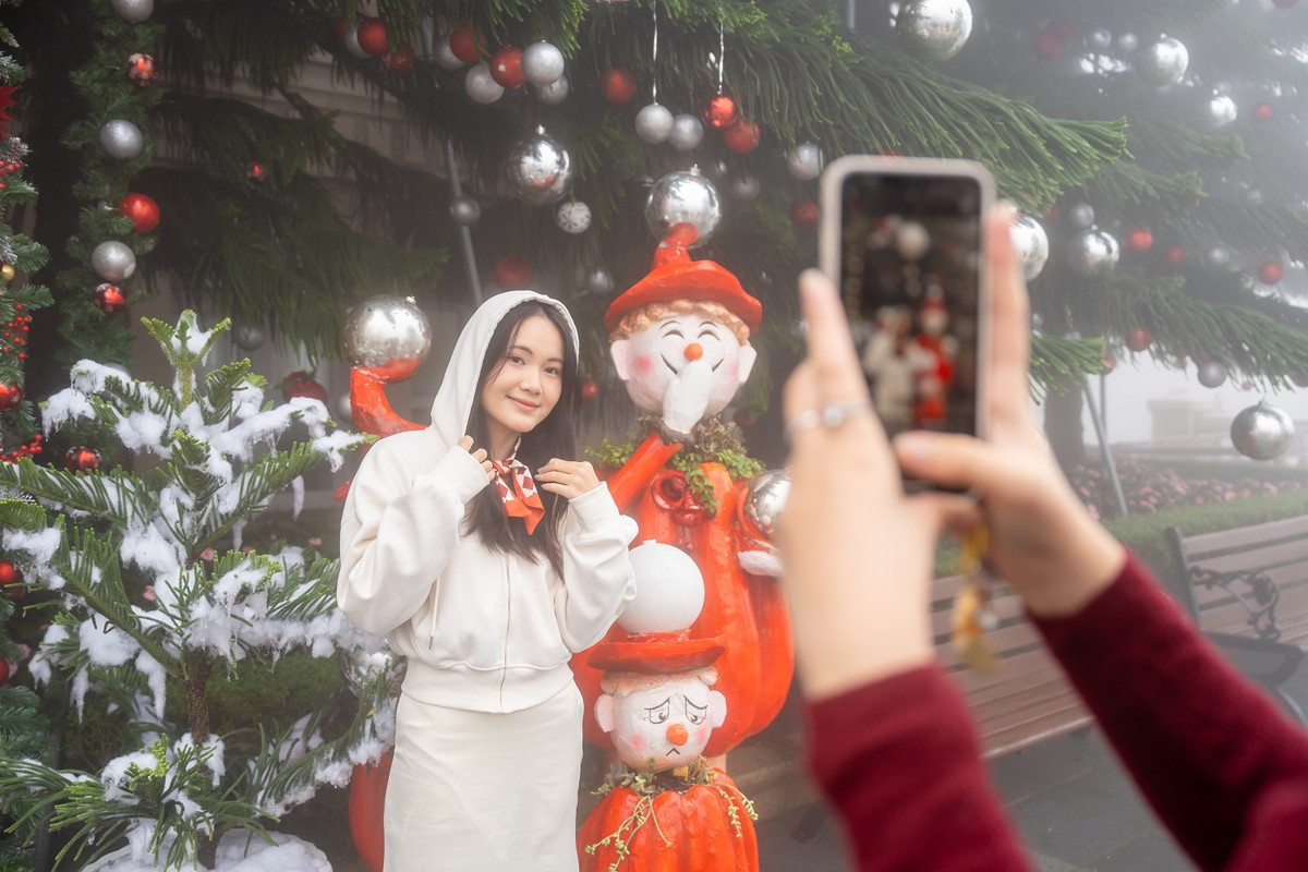 Ba Na co qua cau tuyet khong lo dip Le hoi Mua dong 2024