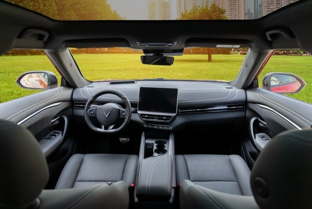 Dan me xe dich dua nhau chot coc VinFast VF 7-Hinh-2