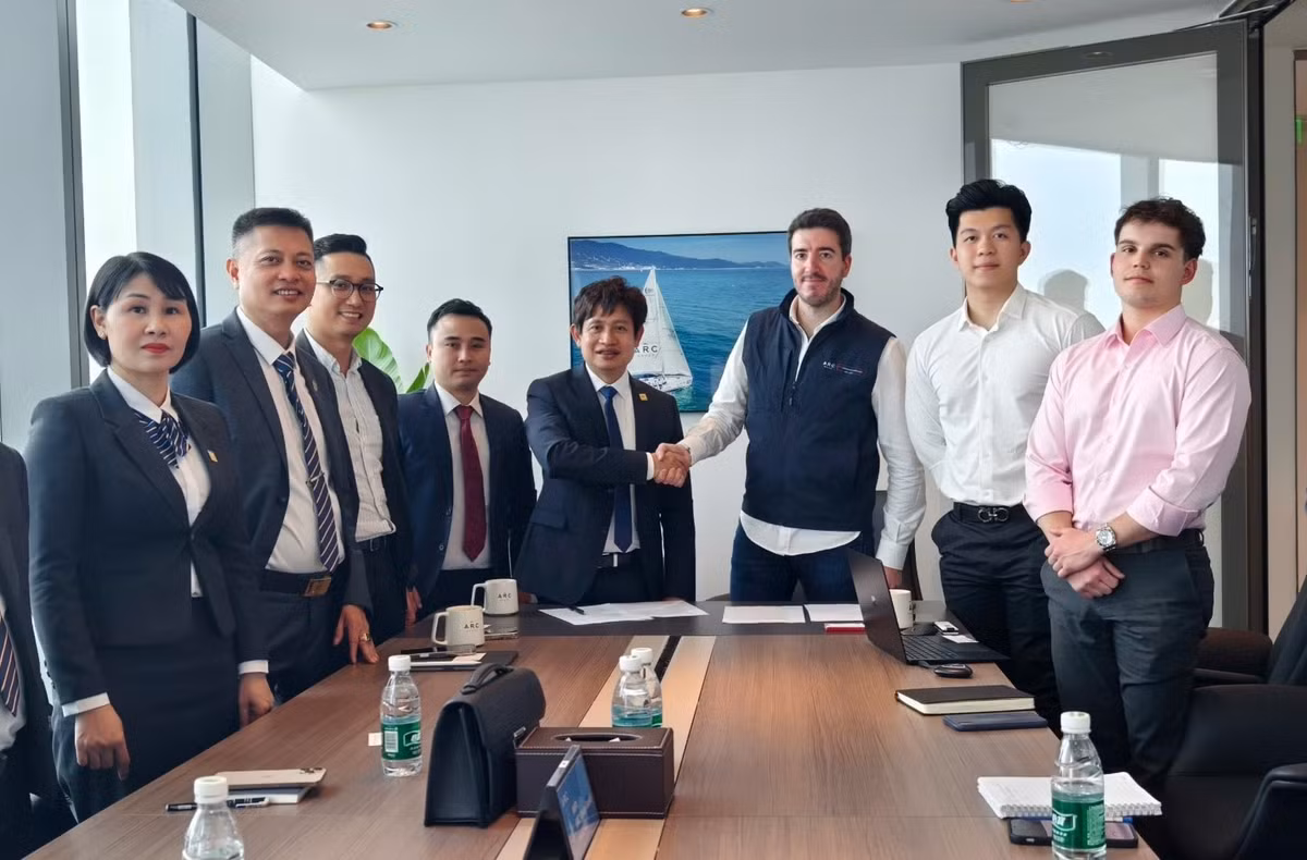 Hop tac chien luoc voi tap doan tai chinh toan cau ARC