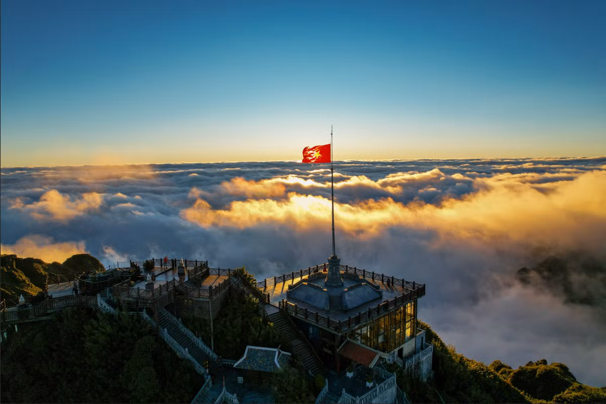 Chinh phuc dinh Fansipan nhu “xe tui mu” voi phong vien National Geographic