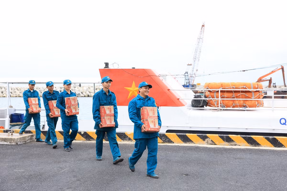 Nam Ngu cung ba con dao Ly Son don Tet noi dai niem vui-Hinh-4