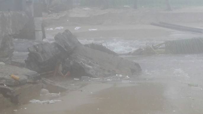 Ghi nhận của phóng viên tại khu vực cống xả Mỹ An (quận Ngũ Hành Sơn), hiện nước mưa đang tràn qua khu vực này để ra biển Mỹ Khê với một lượng rất lớn đã khiến hơn 500 m bờ biển xung quanh bị xé toạc hoàn toàn.