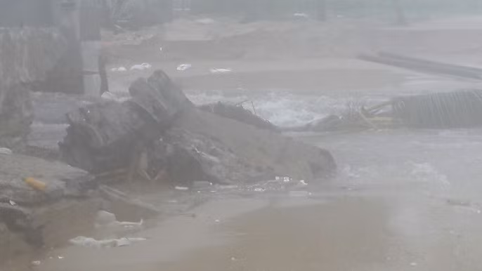 Ghi nhận của phóng viên tại khu vực cống xả Mỹ An (quận Ngũ Hành Sơn), hiện nước mưa đang tràn qua khu vực này để ra biển Mỹ Khê với một lượng rất lớn đã khiến hơn 500 m bờ biển xung quanh bị xé toạc hoàn toàn.