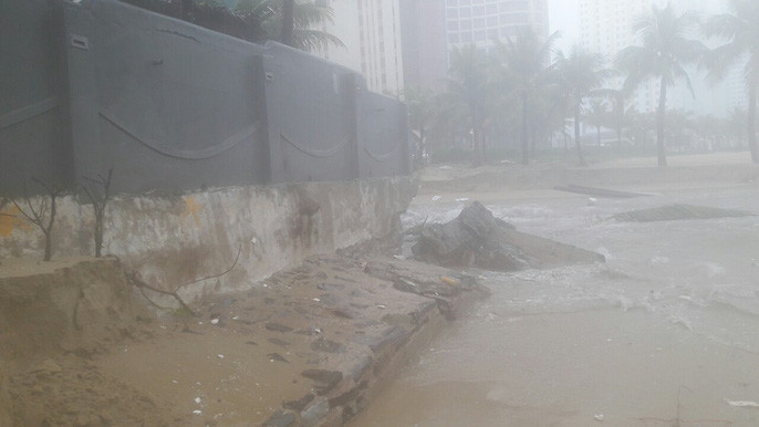 Hiện tình trạng sạt lở tại bãi biển Mỹ Khê đã kéo dài vào trong hơn 50 m, đe doạ phần kè bê tông, thuộc tuyến đường Võ Nguyên Giáp đang được sửa chữa tạm trước đó.