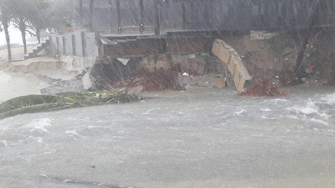 Các cống xả nằm dọc bãi biển Mỹ Khê (quận Sơn Trà) cũng đang trong tình trạng bị xé toạc, gây sạt lở nhiều đoạn kéo dài gần 100 m. Cùng với đó, một lượng lớn rác thải các loại tràn khủng khiếp ra biển.