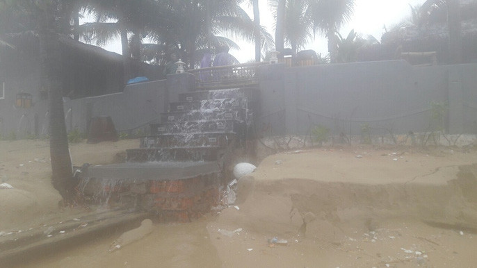 Chủ 2 nhà hàng và quán Bar trên đang khẩn trương di dời các tài sản đến khu vực an toàn, tránh tình trạng sạt lở bờ biển "ăn" sâu vào trong.