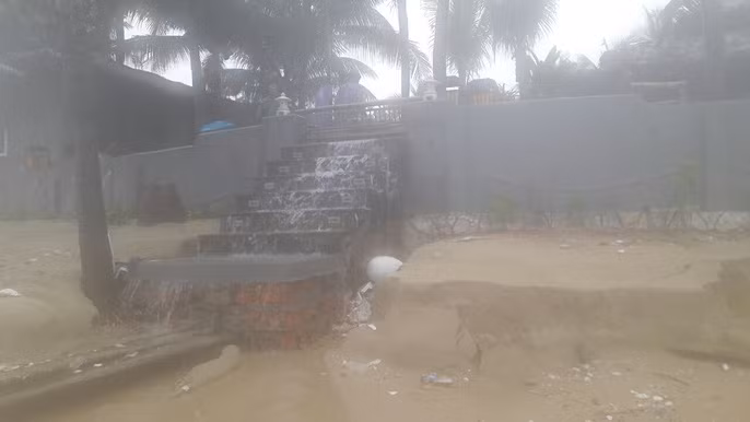 Chủ 2 nhà hàng và quán Bar trên đang khẩn trương di dời các tài sản đến khu vực an toàn, tránh tình trạng sạt lở bờ biển "ăn" sâu vào trong.