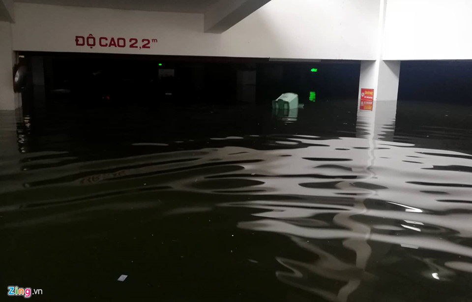 Theo Đài Khí tượng thủy văn khu vực Trung Trung bộ, do ảnh hưởng đợt không khí lạnh tăng cường mạnh kết hợp với hội tụ gió tây trên cao, từ 3-7h sáng 9/12, khu vực TP Đà Nẵng có mưa rất to, lượng mưa phổ biến 300-400 mm.Tại trạm Đà Nẵng đo được 436,6 mm, khu vực huyện Hòa Vang phổ biến 70-150 mm. Trong hình là hầm để xe ở chung cư Hoàng Anh Gia Lai, đường Hàm Nghi, quận Thanh Khê, TP Đà Nẵng, bị ngập gần 2 m.