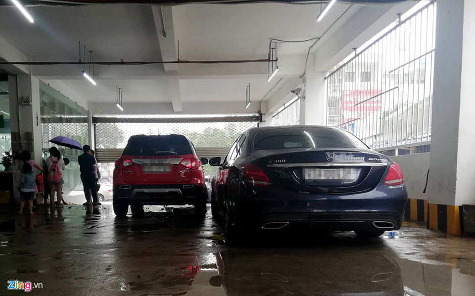 "Hộ dân ở chung cư HAGL là những người có điều kiện, nhiều xe sang, hiện chúng tôi chưa tính được thiệt hại'', một nhân viên thuộc ban quản lý tòa nhà cho biết.