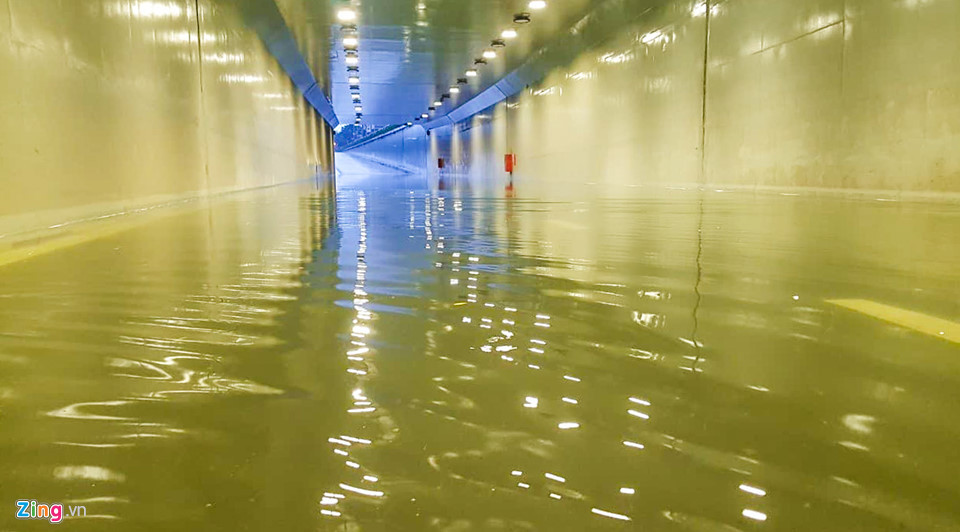Hầm chui Nguyễn Tri Phương - Lê Độ - Điện Biên Phủ (TP Đà Nẵng) ngập sâu trong nước.