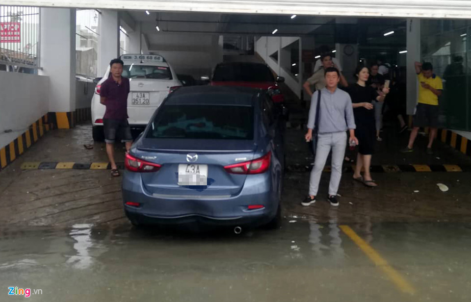 Nhiều người kịp đưa xe lên miệng hầm.