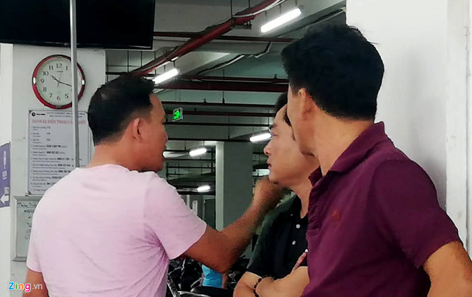 "Cả toà nhà có 3 bảo vệ trực, đây là nước, cháy thì chết cả nhà rồi, xe anh xịn nhất, đang chìm dưới này'', một chủ xe nói.