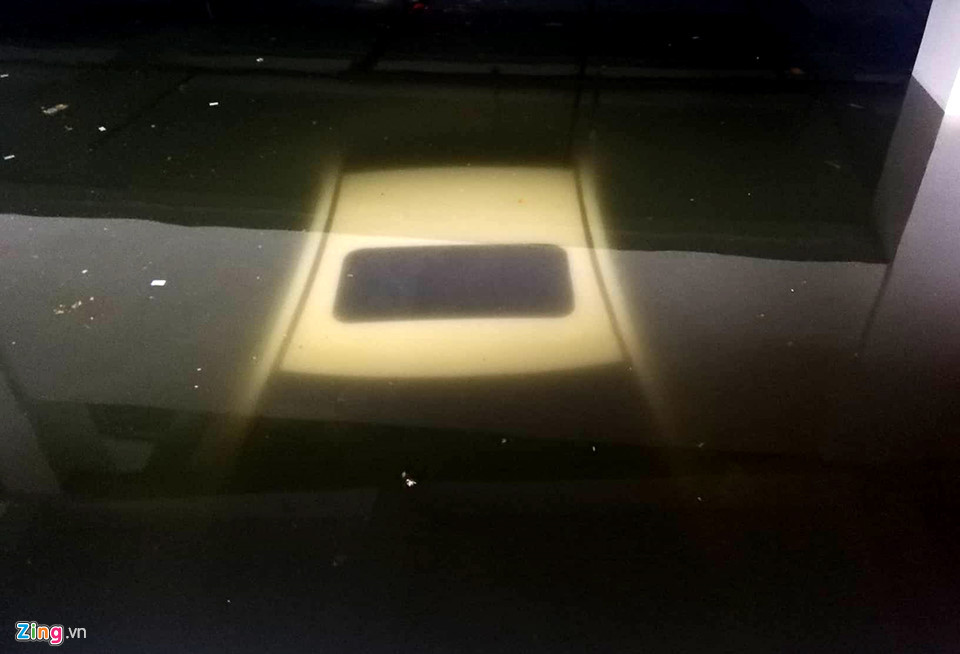 Đến 8h sáng nay, lượng mưa đo được tại huyện Hòa Vang và quận Cẩm Lệ là từ 50-100 mm; quận Sơn Trà và Ngũ Hành Sơn từ 80-150 mm; quận Liên Chiểu, Thanh Khê và Hải Châu từ 60-120 mm. Trong hình là một trong số hàng trăm ôtô, xe máy bị chìm trong nước dưới hầm để xe của chung cư Hoàng Anh Gia Lai.