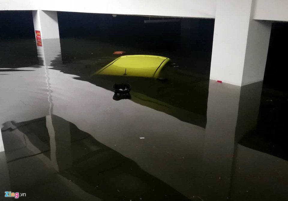 ''Hiện có hai chiếc Range Rover ở dưới hầm có giá tiền cao nhất, một chiếc có chứa nhiều tiền bạc và giấy tờ trong xe, chúng tôi đi đập cửa từng nhà từ lúc 4h sáng, nhưng có đến 460 hộ, chúng tôi không thể kêu hết được", một bảo vệ toà nhà nói.