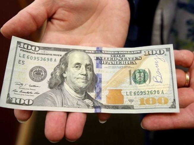 Nguoi ban 100 USD va vang mieng bi phat 100 trieu noi gi?