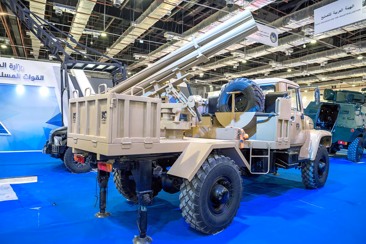 Pháo phản lực phóng loạt tự hành 122mm Sakr được Ai Cập chế tạo trên khung gầm xe vận tải Sadko GAZ-3308. Nguồn ảnh: Marina Lystseva