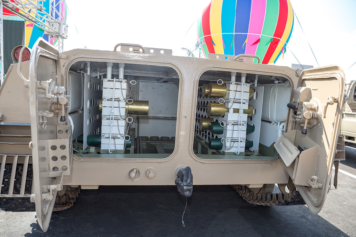 Các hạng mục chính nâng cấp MT-LB được Ai Cập thực hiện chủ yếu liên quan tới kho đạn pháo mà chiếc xe này chứa ở đuôi. Nó có thể được dùng như xe tiếp đạn dược cho các đơn vị tăng, pháo. Nguồn ảnh: Marina Lystseva