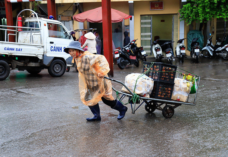 Trời rét đậm, khiến công việc của người chở hàng thuê tại chợ Long Biên…