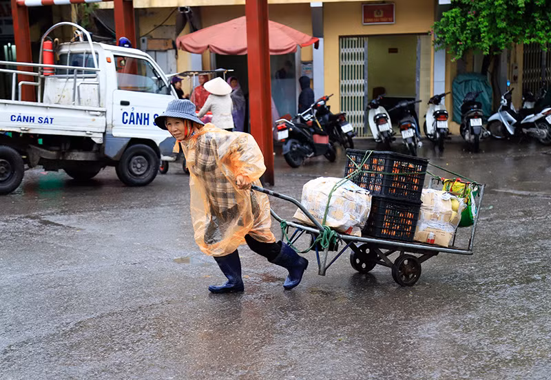 Trời rét đậm, khiến công việc của người chở hàng thuê tại chợ Long Biên…