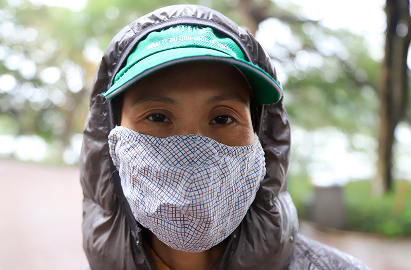 Ai nấy đều bịt kín mỗi khi bước chân ra đường.