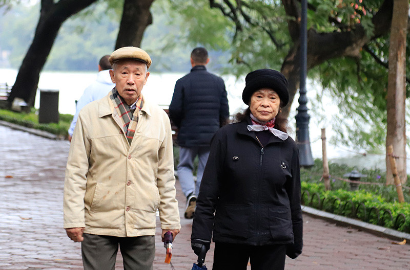 Những người già xuống phố tập thể dục phải trang bị cho mình bộ áo khoác để chống rét.