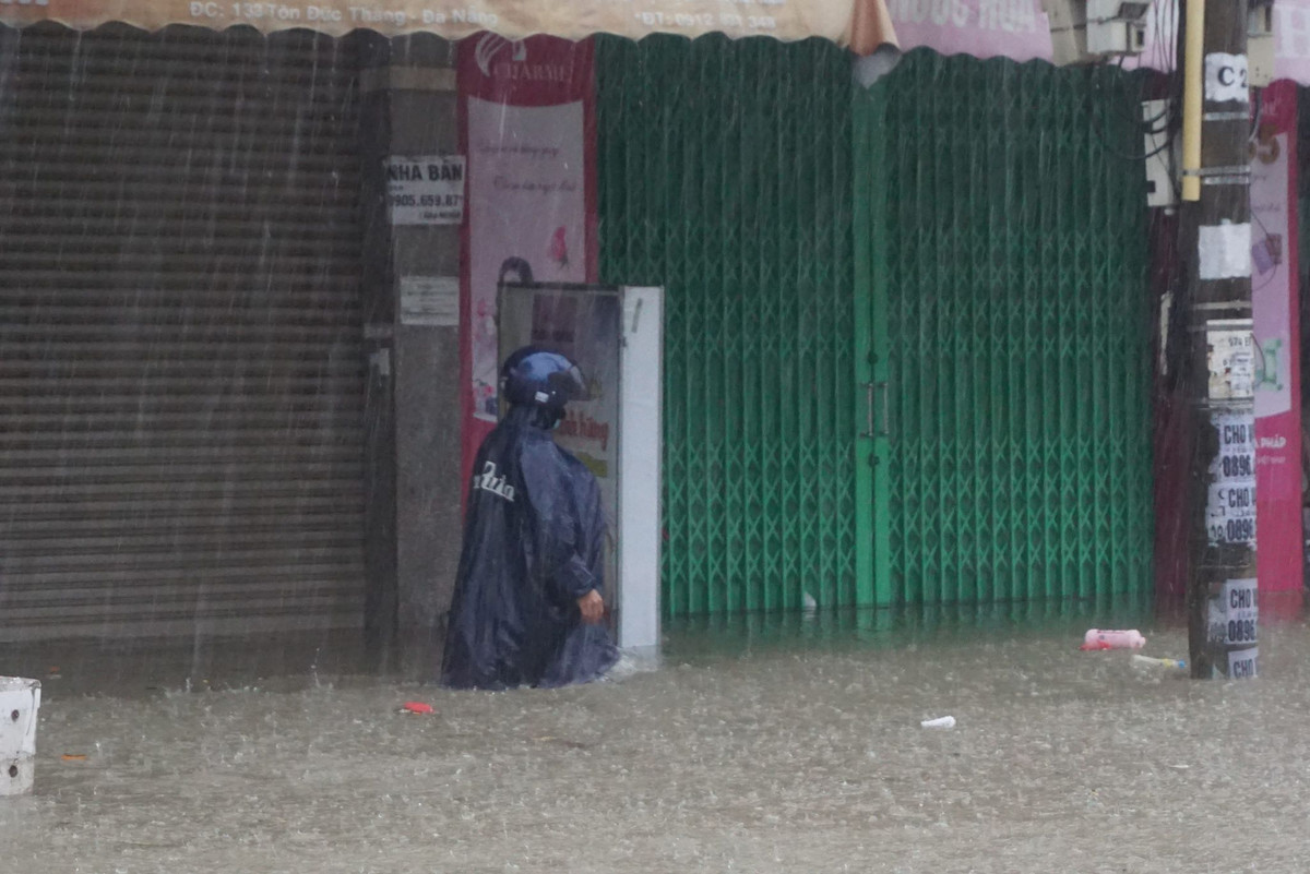 Mưa lớn xảy ra trong đêm khiến người dân không kịp trở tay di dời phương tiện lên chỗ cao hơn. Trên fanpage "Your Đà Nẵng", bạn Trần Thanh Bình chia sẻ: "Mở mắt dậy đi làm thì nước đã tới bụng".